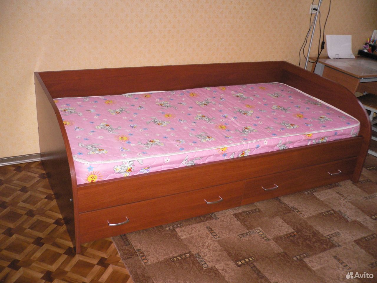 Кровать полуторка с матрасом и ящиками. Кровать полуторка с бортиками. Детская кровать полуторка с бортиками. Кровать полуторка с подъемом к стене. Авито постели