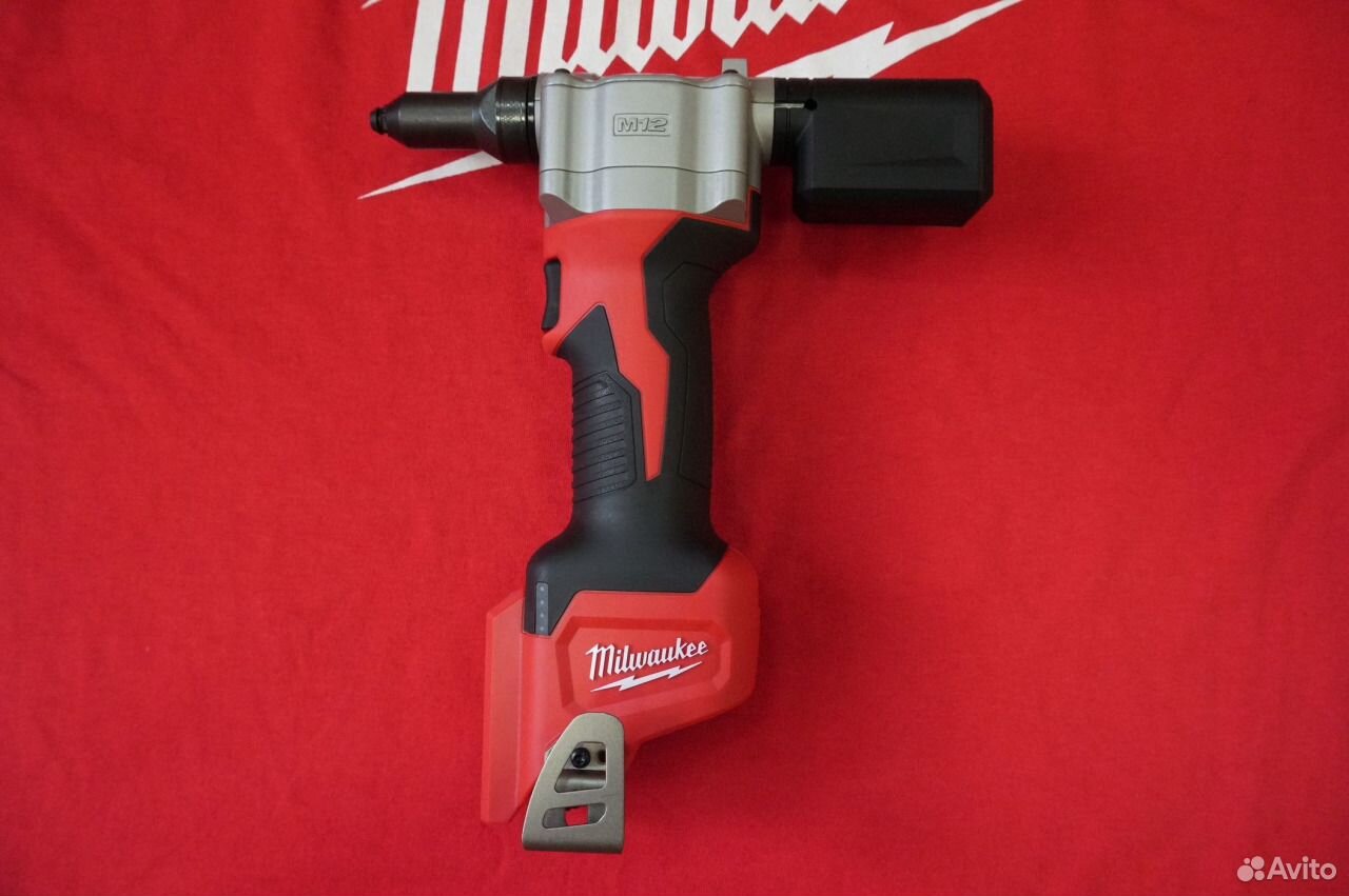 M 12 заклепочник milwaukee m12. Заклепочник milwaukee. Аккумуляторный заклепочник м2000. Инструменты milwaukee 12v. Заклепочник milwaukee.