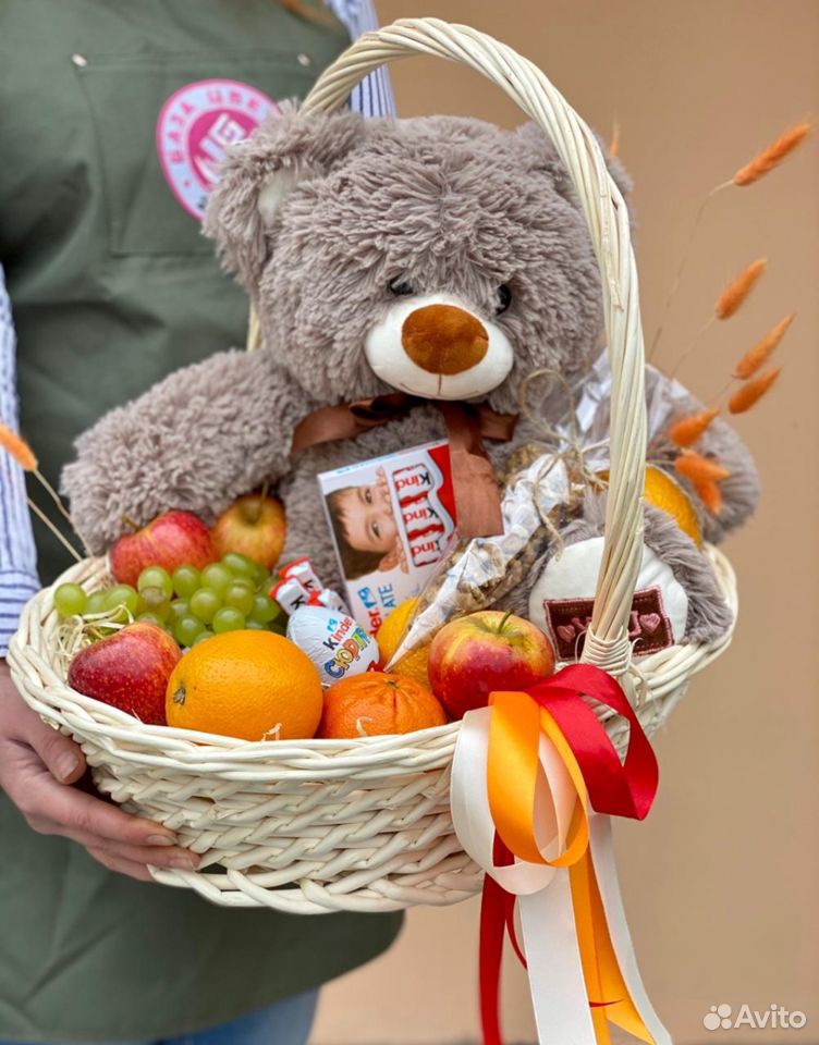 Корзина с фруктами, сладостями и игрушками купить на Зозу.ру - фотография № 1