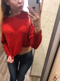 Пуловер и джинсы