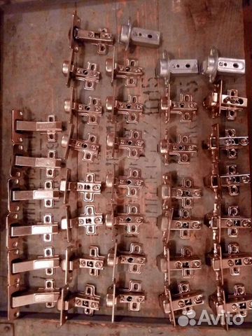 Мебельная фурнитура-петля накладная