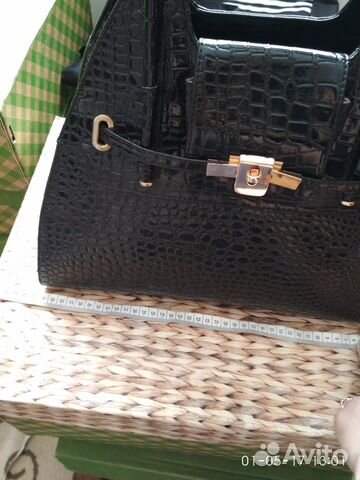Сумка из лаковой кожи под рептилию черная