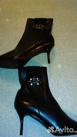 Сапоги на шпильке с украшениями камнями Сапоги на шпильке с украшениями камнями