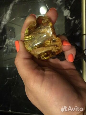 Кулон- крупный янтарь Кулон- крупный янтарь