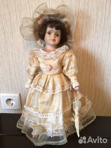 Кукла фарфоровая