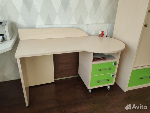 Письменный стол в детскую (парта) Письменный стол в детскую (парта)