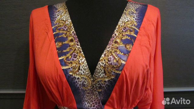 Яркое платье в стиле Versace