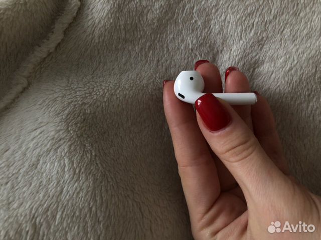 Правый наушник AirPods Правый наушник AirPods