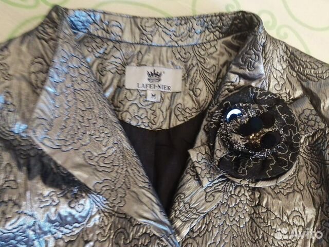 Серебряный пиджак с брошкой