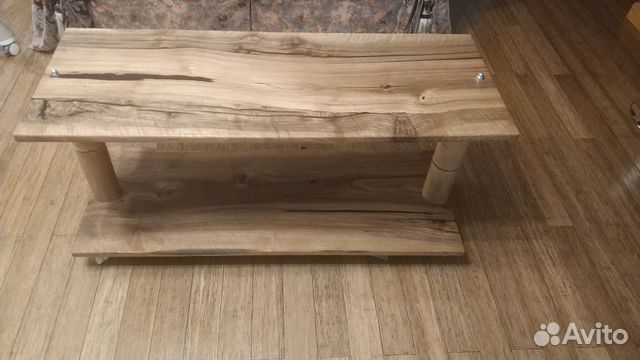 Стол журнальный на вращающихся колёсах из массива