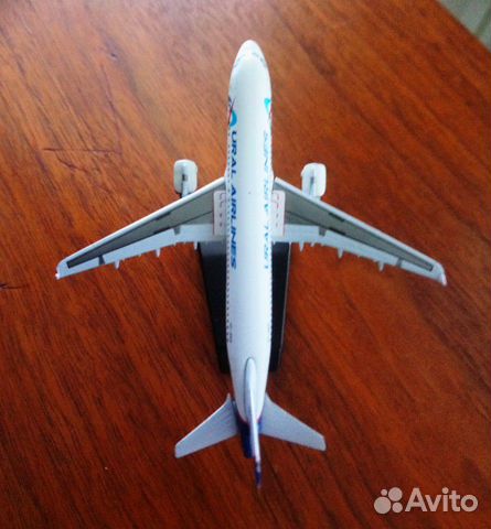 Модель самолёта Airbus A320 Уральские авиалинии Модель самолёта Airbus A320 Уральские авиалинии
