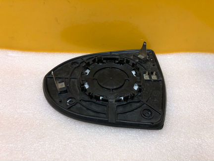 Зеркальный элемент правый Kia Sportage 3 2010-2016