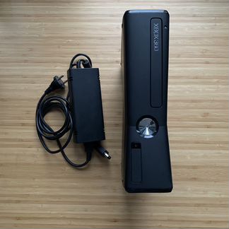 Xbox 360 S чипованная 2 джойстика 50 игр на дисках