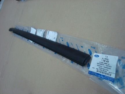 Молдинг стекла двери Фокус 2 нов оригинал