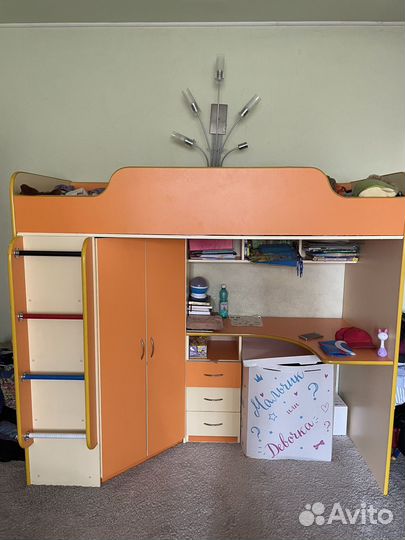 Кровать-чердак со столом и шкафчиком