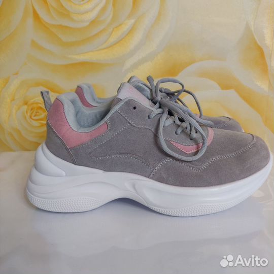 Кроссовки женские