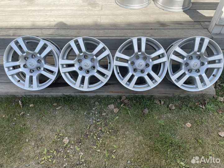 Продам комплект оригинальных дисков toyota