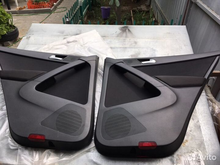 Облицовка (карта) задней правой двери на Тигуан 1