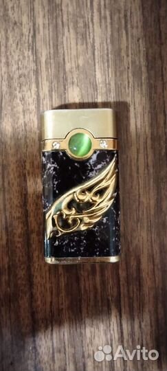 Зажигалка с зеленым камнем