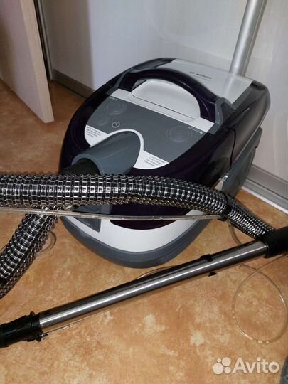 Моющий пылесос Bosch Serie 4 BWD41740