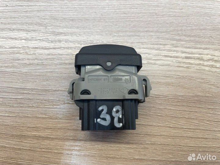 Кнопка центрального замка Nissan Terrano