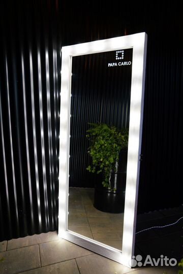 Гримерное зеркало с лампочками