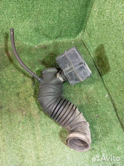 Патрубок воздушного фильтра Mitsubishi Carisma DA