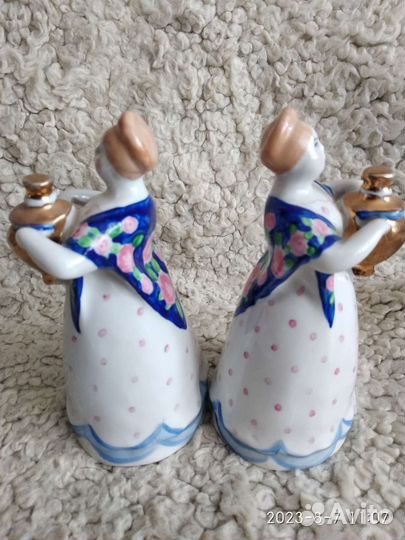 Фарфоровая статуэтка Девушка с самоваром