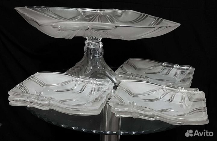 Тортовница на ножке+ тарелки фирма 