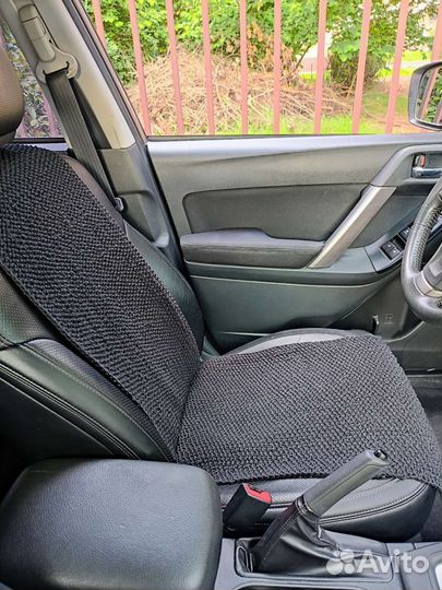 Вязанная накидка на сиденье автомобиля. Чехол