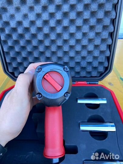 Пневмогайковёрт ударный с головками 1 300 Нм