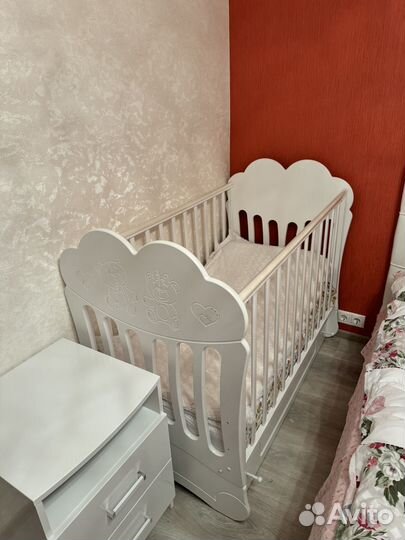 Детская кроватка с маятником и ящиком