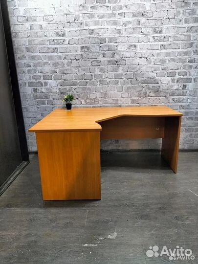 Угловой компьютерный стол