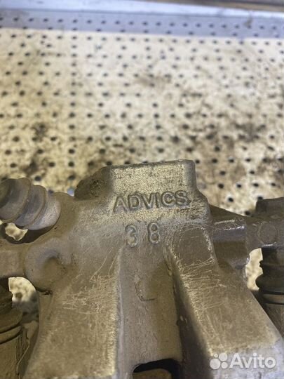 Суппорт тормозной задний левый Toyota Camry