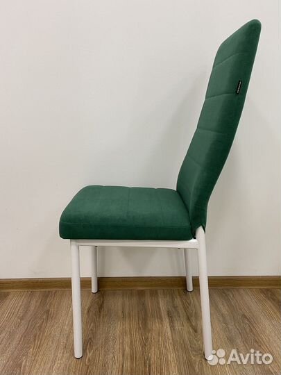 Стул с высокой спинкой