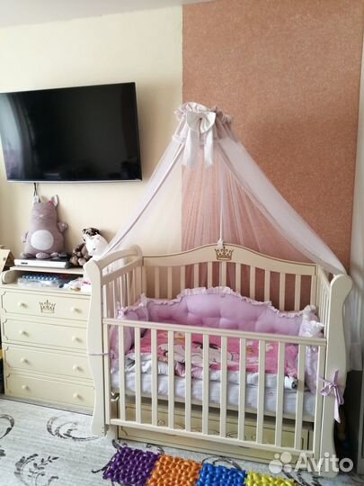 Детская кровать с маятником и комодом