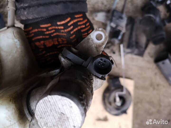 Бачок тормозной цилиндр на VW Passat B7 CC