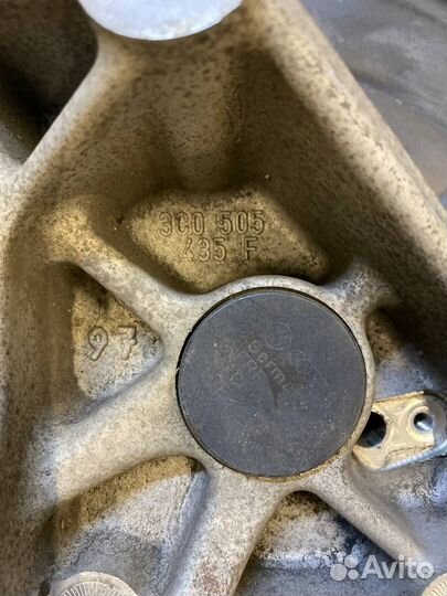 Кулак задний левый в сборе Volkswagen