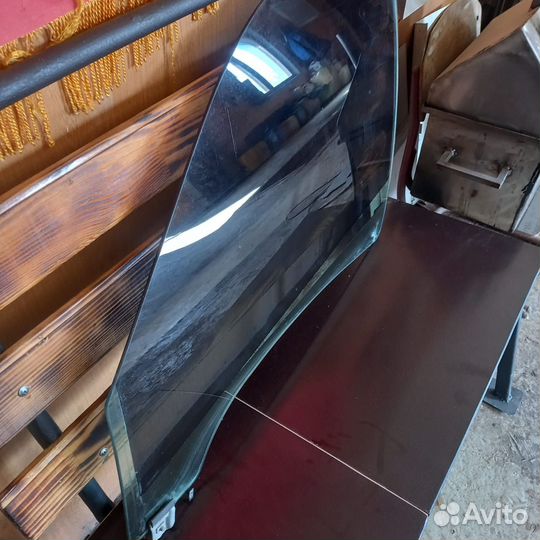 Преднеднее левое стекло