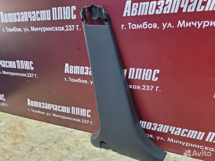 Обшивка средней стойки левая Renault Logan