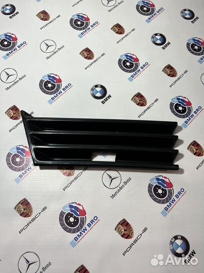 Заглушка бампера буксировочного крюка W210