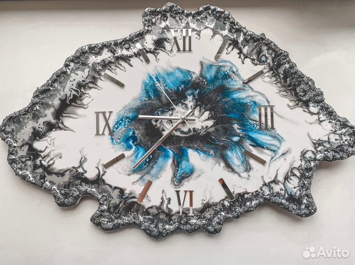 Часы из эпоксидной смолы и дерева