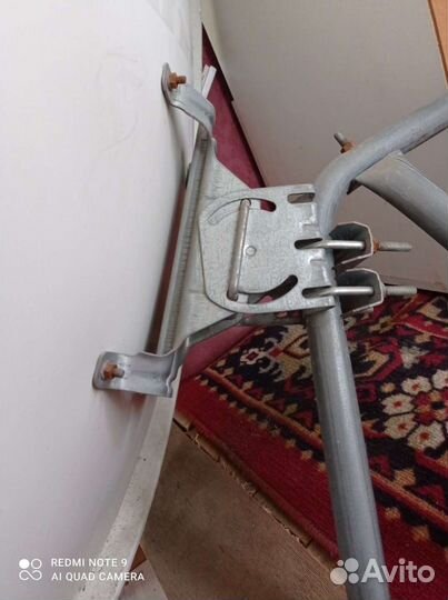 Спутниковая тарелка с креплением