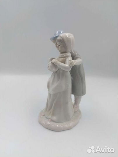 Фарфовая статуэтка Семейная пара с собаками