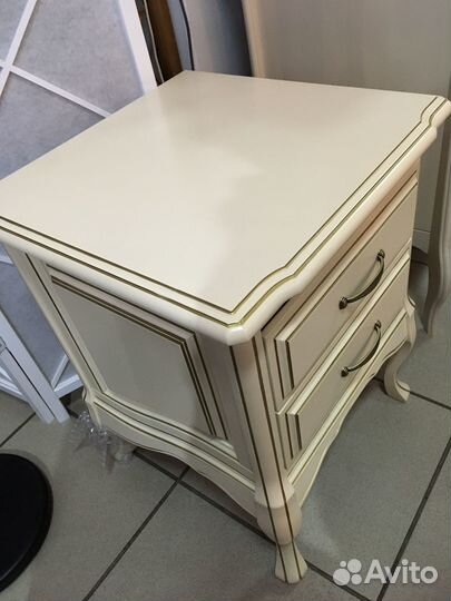 Тумбочка прикроватная бук новая