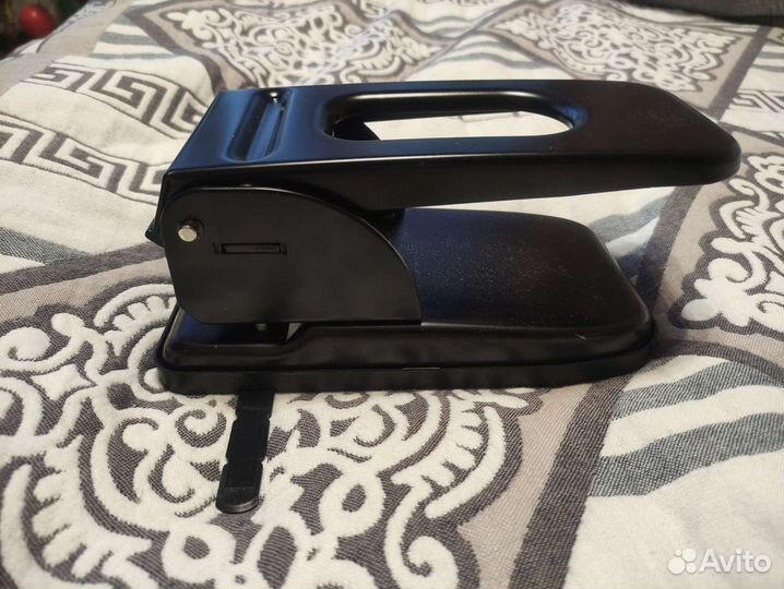 Дырокол для бумаг, мощный