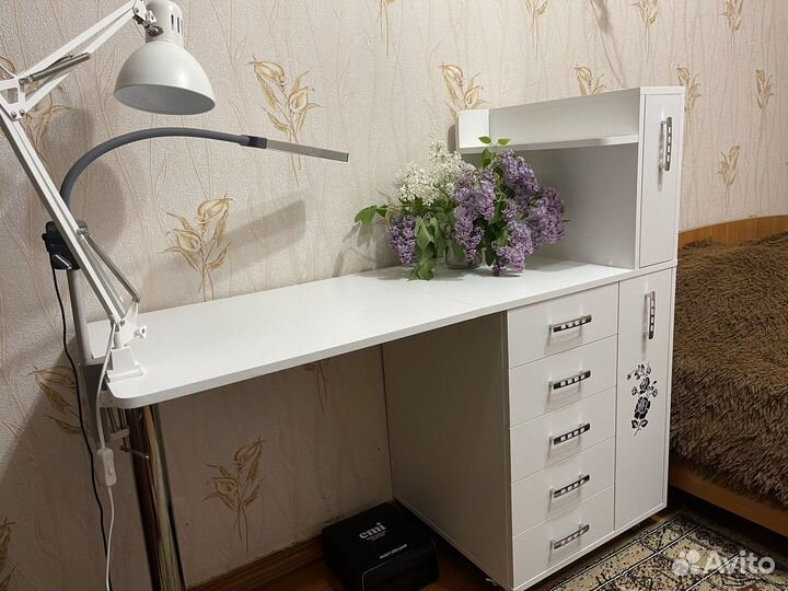 Маникюрный стол