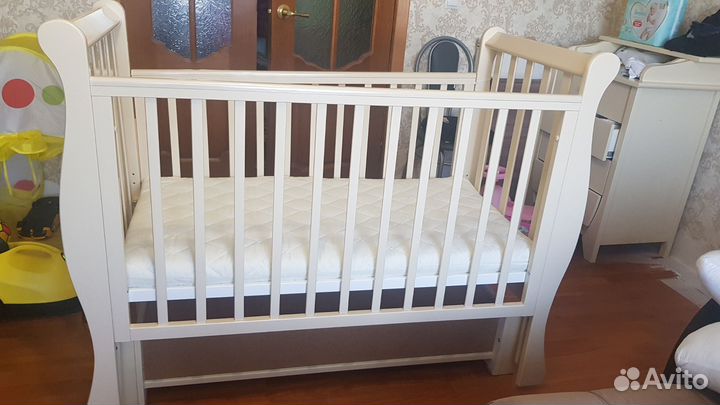 Детская кроватка с маятником и ящиком