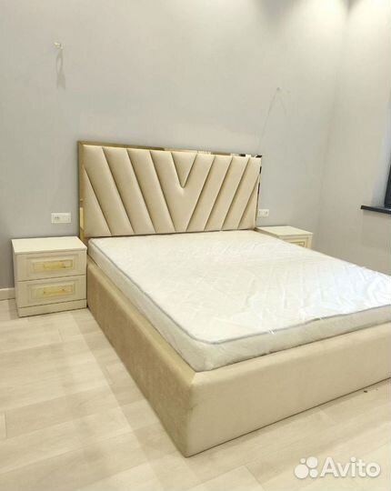 Кровать с мягким изголовьем