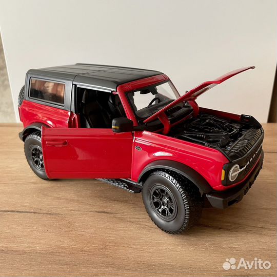 Модель автомобиля Ford Bronco 1:18 Maisto